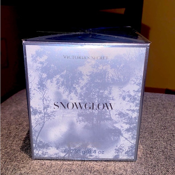Victoria’s Secret Snowglow Candle - Picture 1 of 4